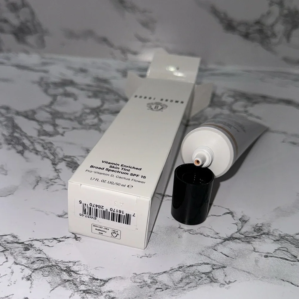NWT Bobbi Brown vitamin enriched skin tint: Light 2 Never used Still in box